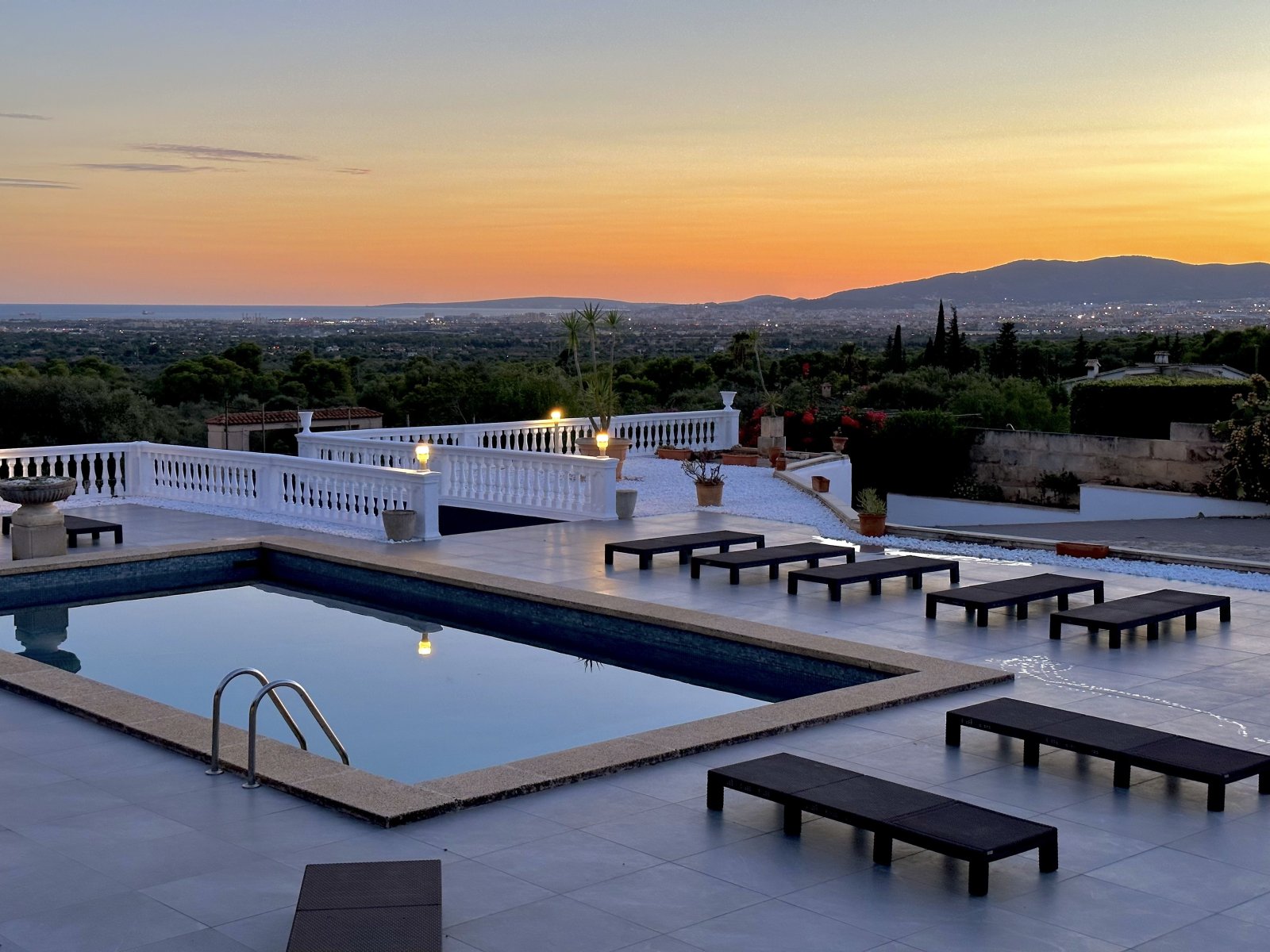 Exklusive Poollandschaft mit weitläufiger Terrasse und Panoramablick über die Bergkulisse Exklusive Poollandschaft mit weitläufiger Terrasse und Panoramablick über die Bergkulisse