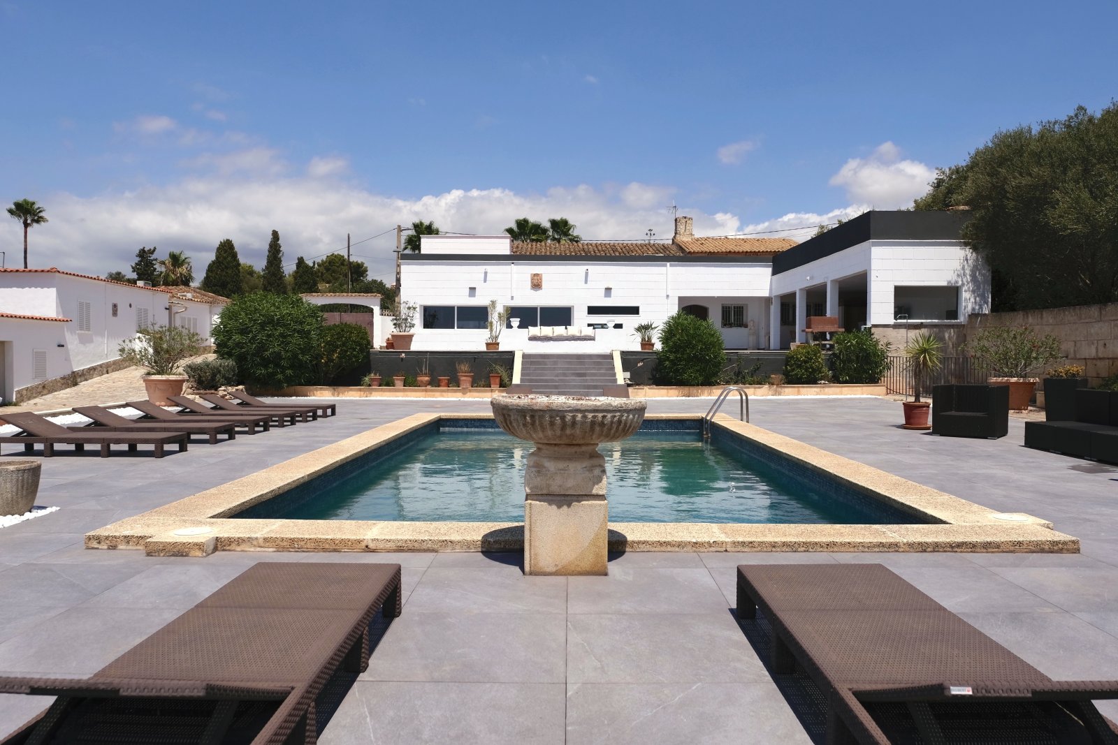 Poolbereich mit eleganter Terrassengestaltung und repräsentativer Freifläche Poolbereich mit eleganter Terrassengestaltung und repräsentativer Freifläche