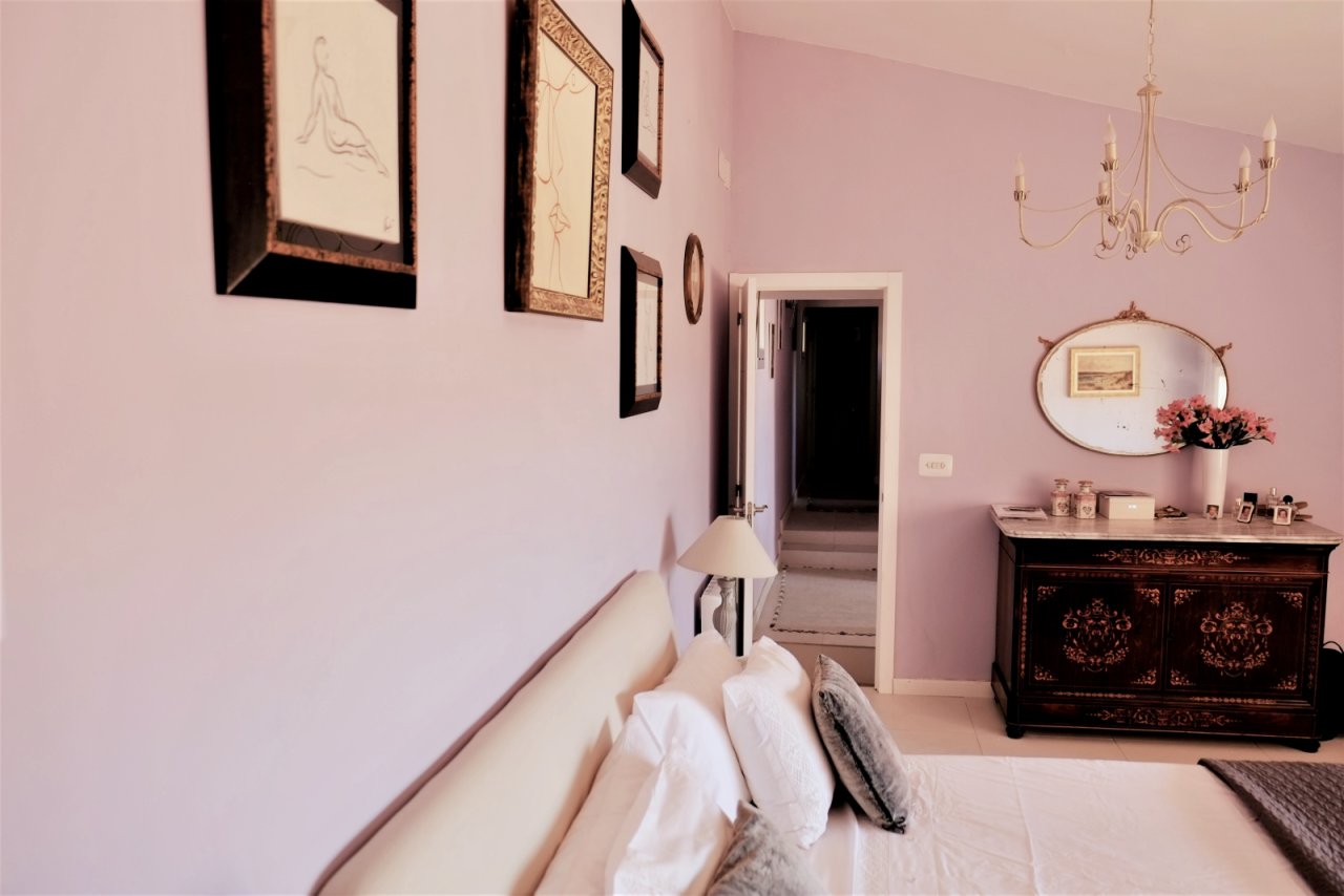 Elegantes Schlafzimmer mit hochwertiger Deckenleuchte und durchdachtem Raumfluss Elegantes Schlafzimmer mit hochwertiger Deckenleuchte und durchdachtem Raumfluss