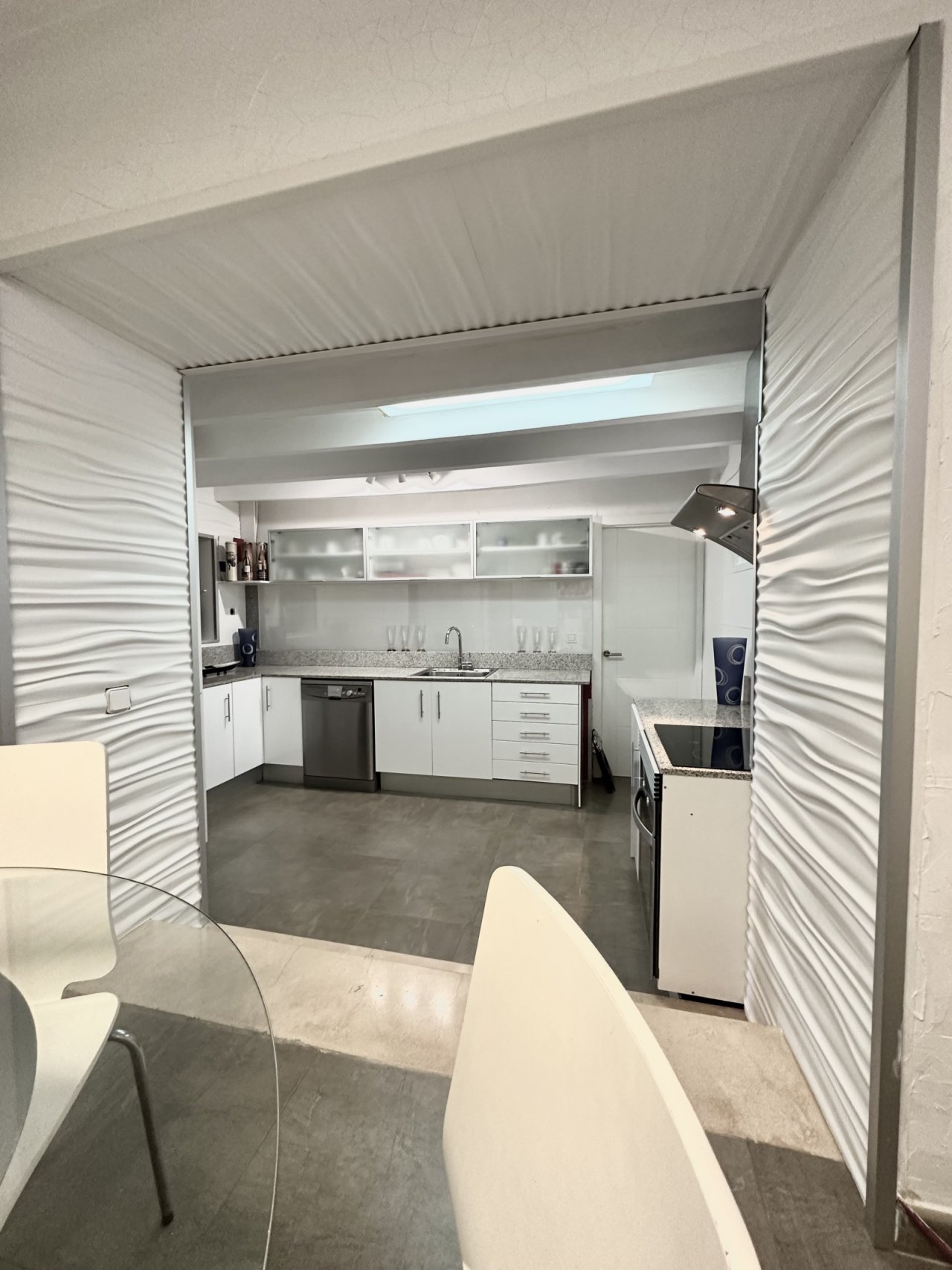 Moderne Küche mit hochwertiger Ausstattung und durchdachtem Arbeitsbereich Moderne Küche mit hochwertiger Ausstattung und durchdachtem Arbeitsbereich