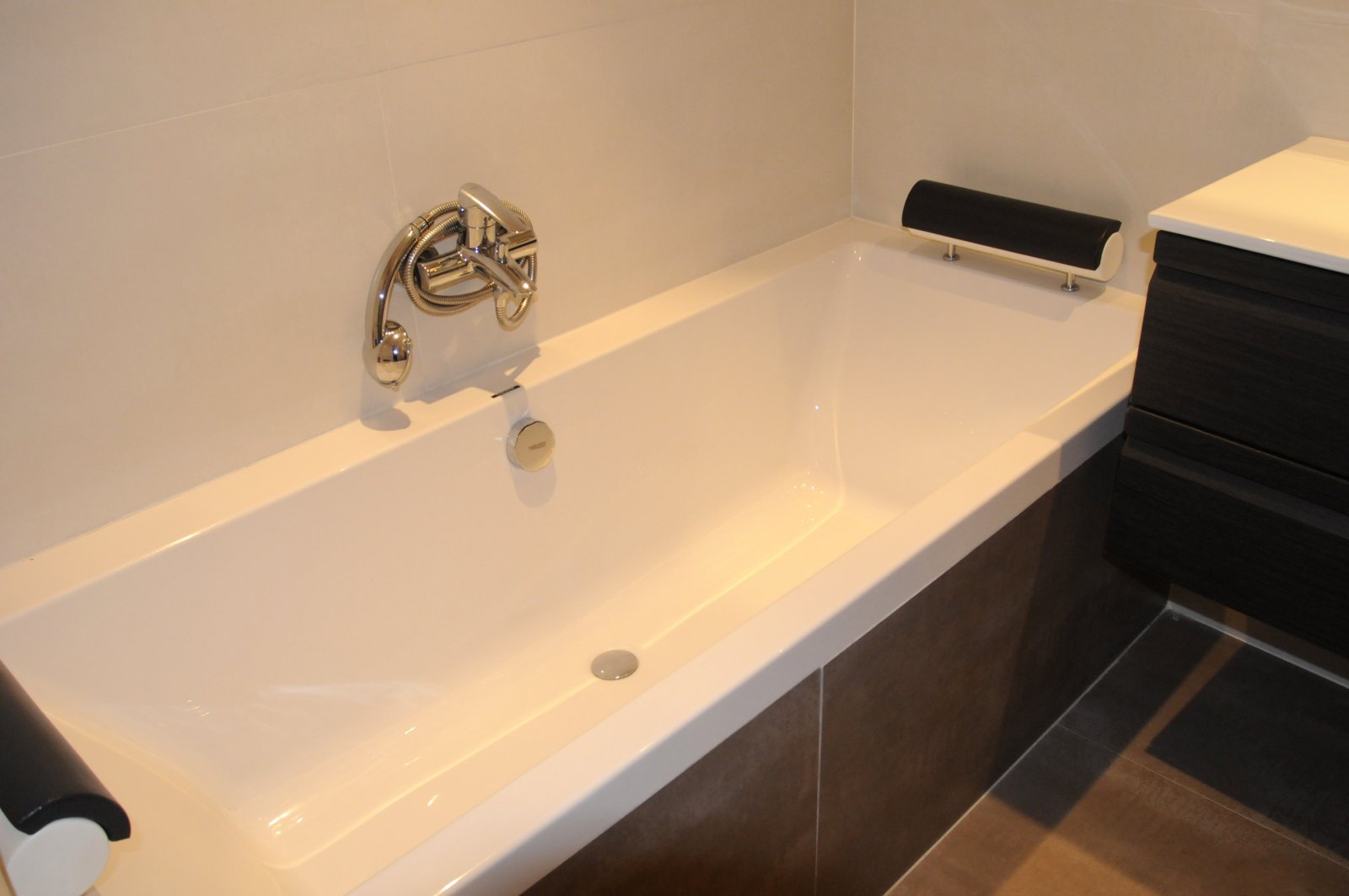 Modernes Badezimmer mit langem Waschtisch und hochwertiger Armatur Modernes Badezimmer mit langem Waschtisch und hochwertiger Armatur