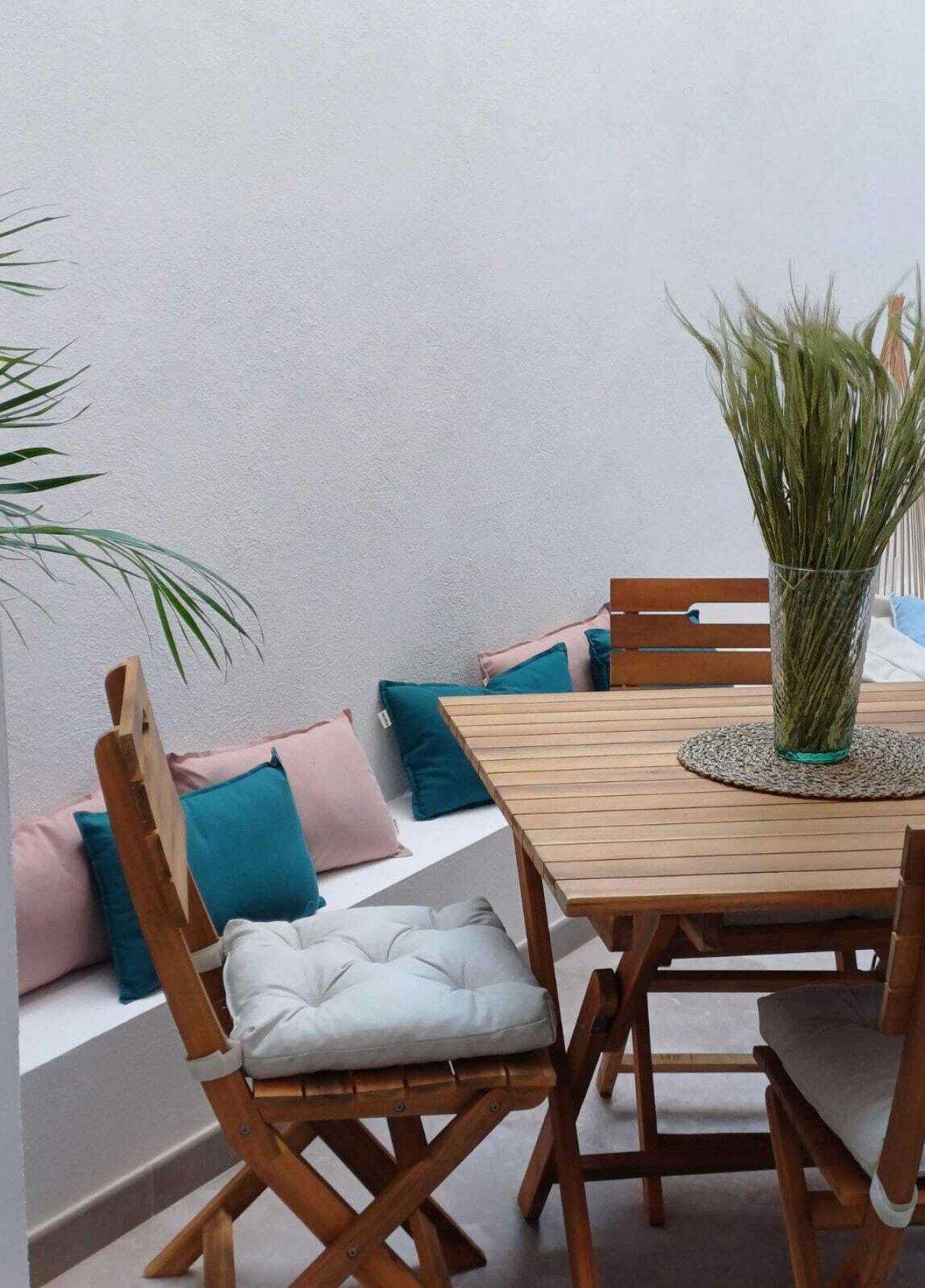 Terrassenbereich mit durchdachtem Raumangebot – Idealer Platz für Entspannung und Mahlzeiten