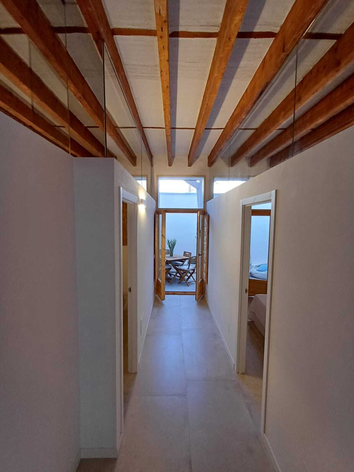 Eleganter Flurbereich mit charaktervollen Deckenbalken – Harmonische Raumverbindung mit natürlicher Lichtzufuhr