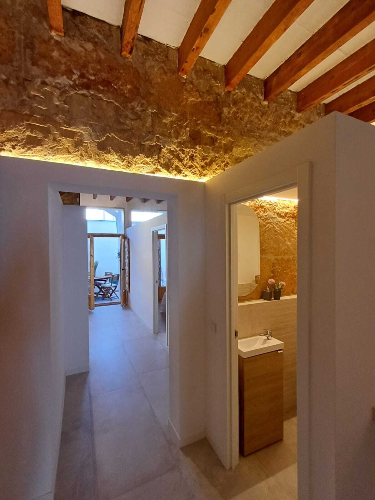 Modernes Badezimmer mit Natursteinakzenten – Funktionale Nasszelle in stilvollem Ambiente