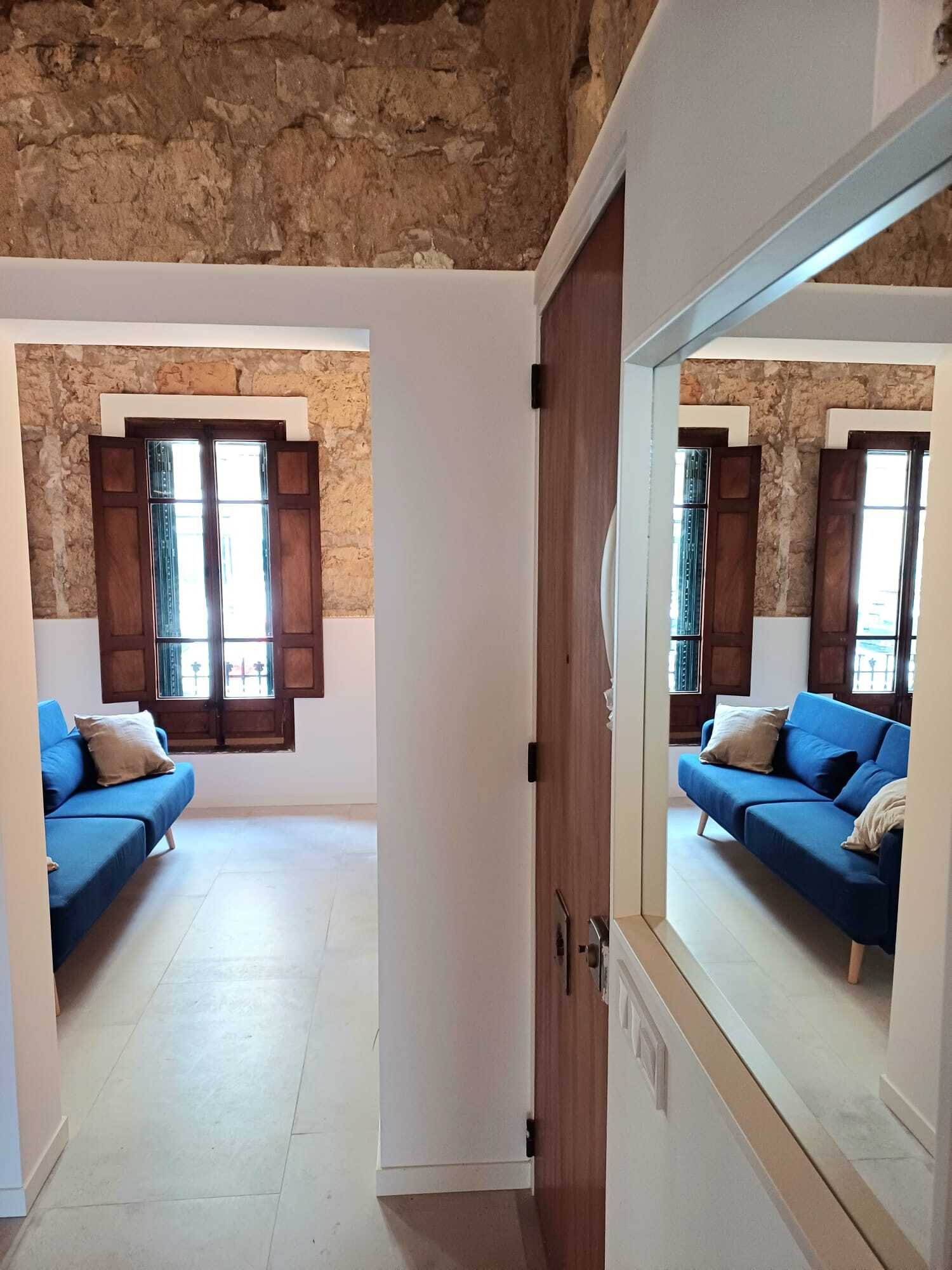 Raumfluss mit Spiegelelementen – Elegante Verbindung zwischen Flur und Wohnbereich