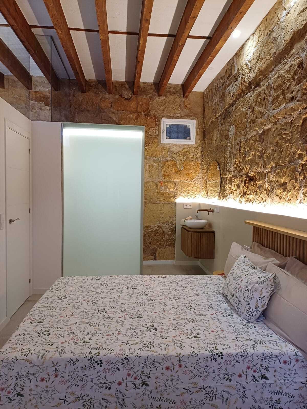 Schlafzimmer mit Ensuite-Bad – Harmonische Raumverbindung mit Natursteincharakter und modernem Komfort