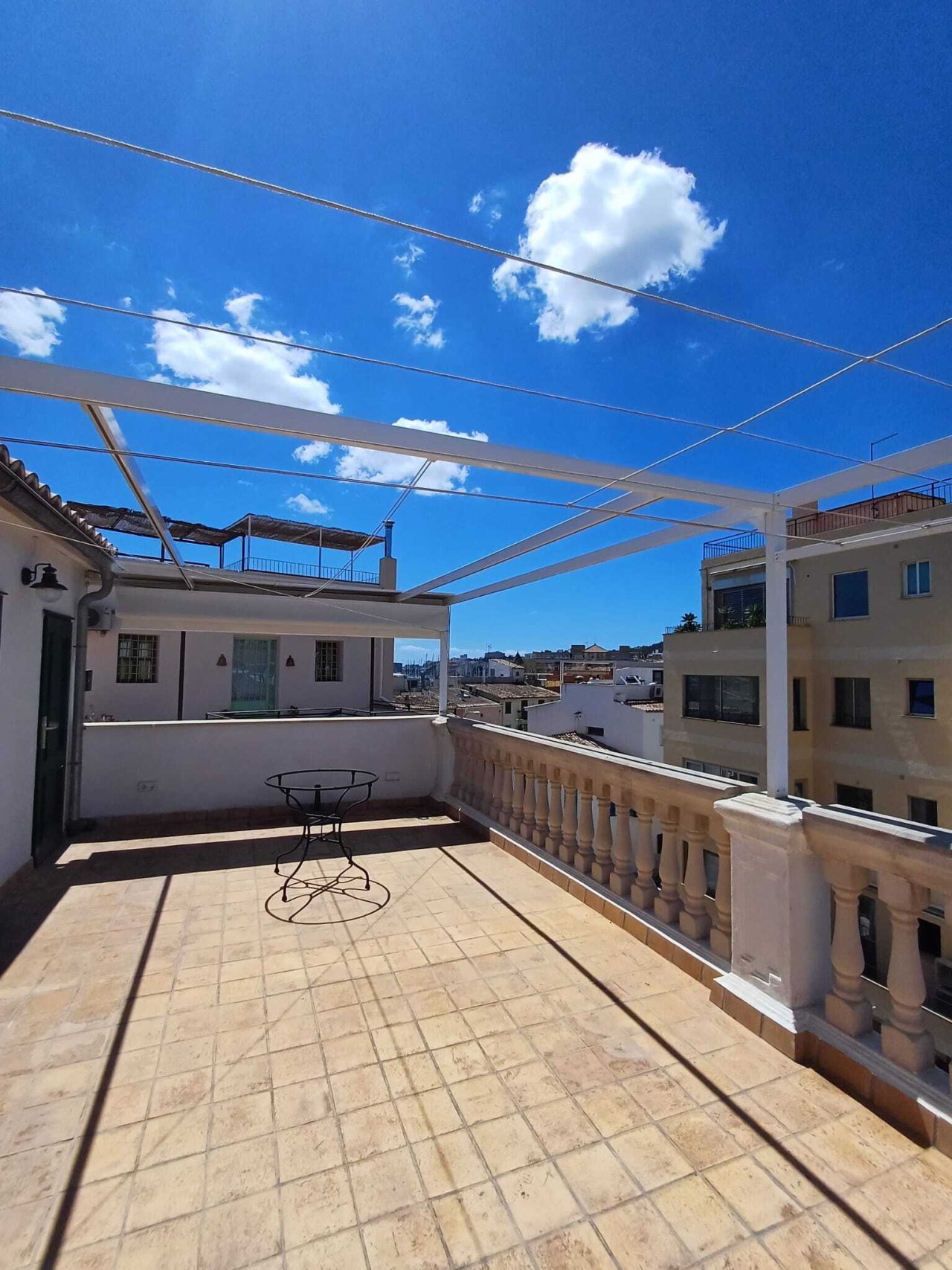 Dachterrasse mit Pergola-Beschattung – Weitläufiger Außenbereich mit Panoramablick und Schutzvorrichtung
