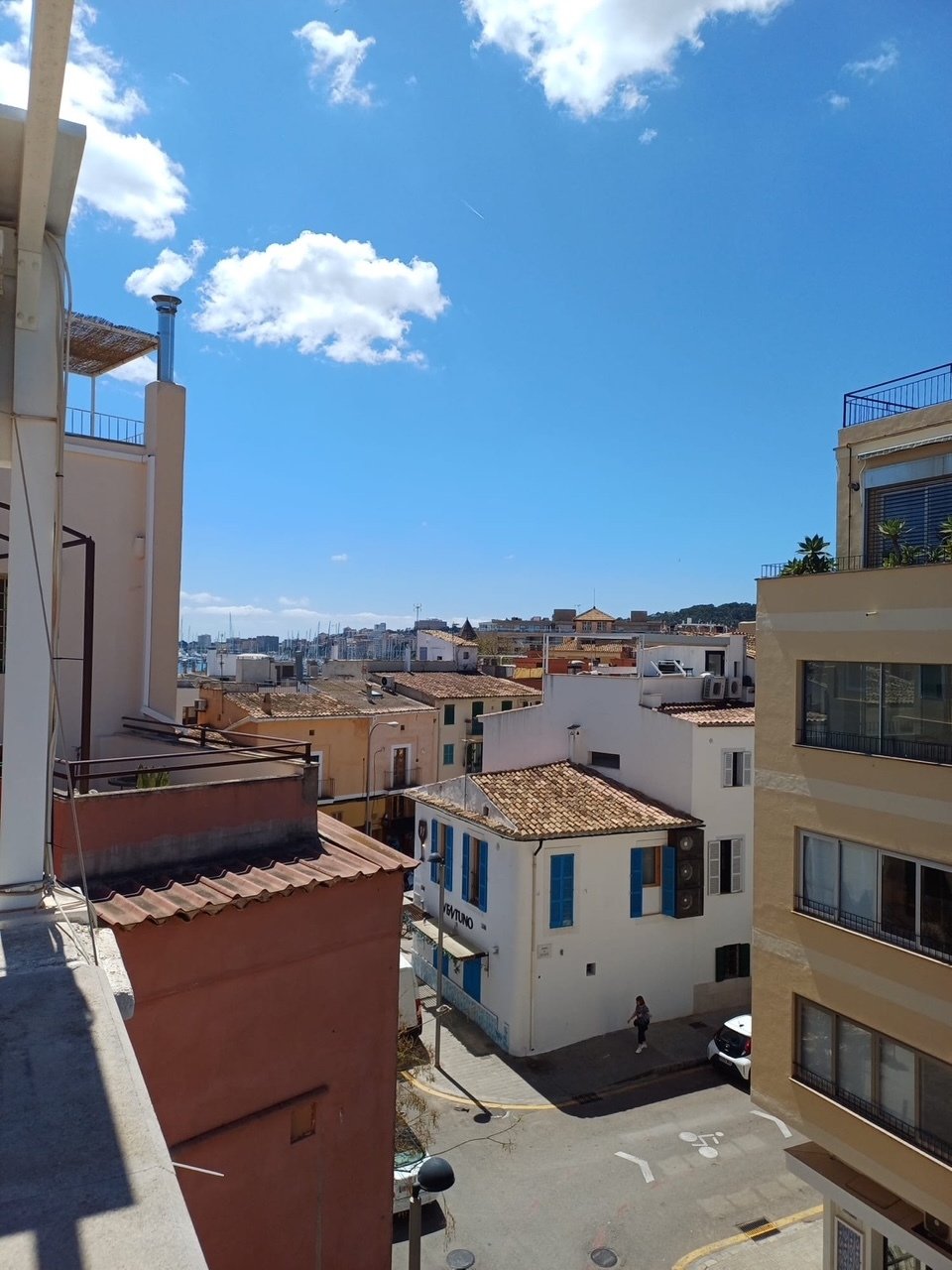 Weitblick über die Stadt – Dachterrasse mit freier Aussicht auf das Stadtpanorama