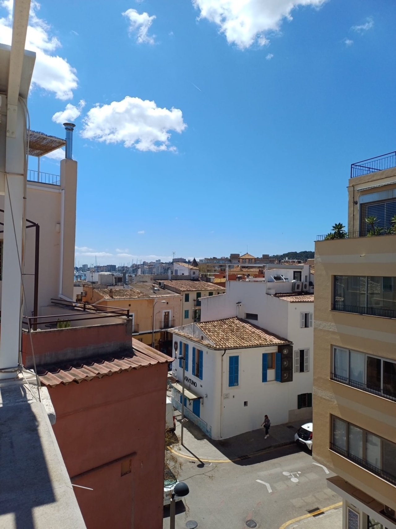 Weitblick über die Stadt – Dachterrasse mit freier Aussicht auf das Stadtpanorama