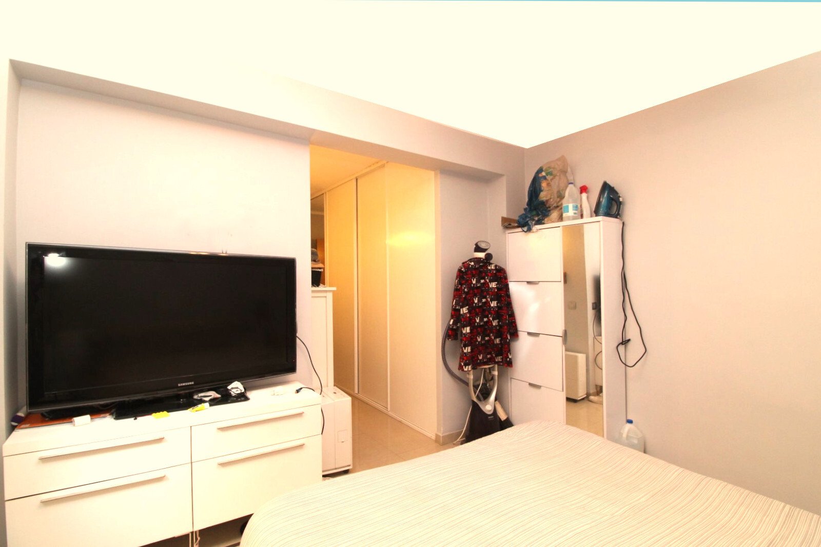 Schlafzimmer mit intelligenter Schrankwandlösung und optimaler Raumnutzung