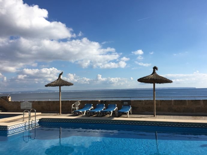 Swimmingpool mit direktem Meerblick und sonniger Terrasse Swimmingpool mit direktem Meerblick und sonniger Terrasse