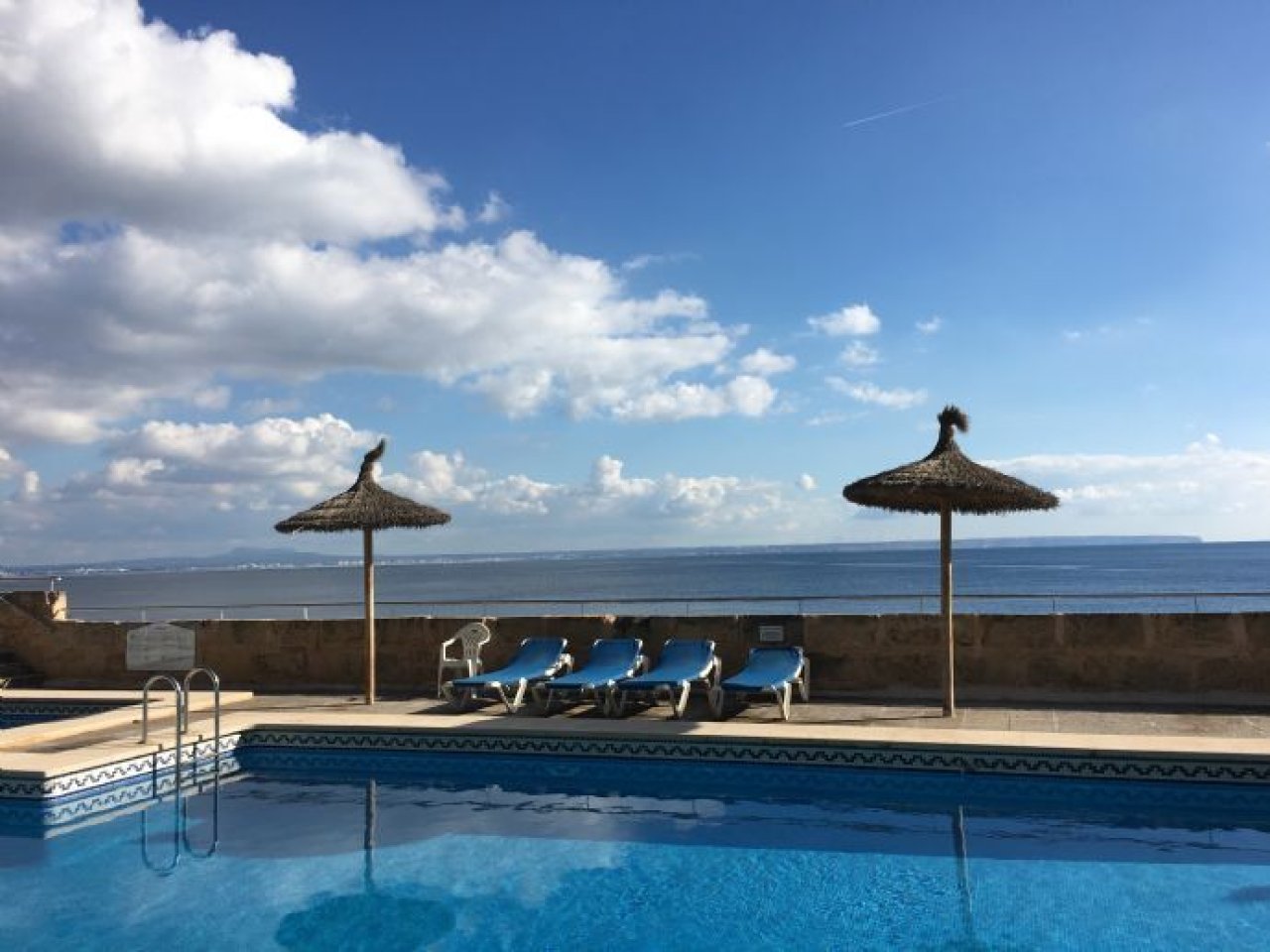 Swimmingpool mit direktem Meerblick und sonniger Terrasse Swimmingpool mit direktem Meerblick und sonniger Terrasse