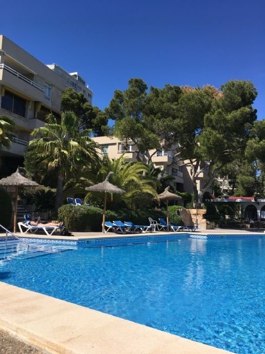 Poolanlage mit mediterranem Flair und gepflegten Grünanlagen Poolanlage mit mediterranem Flair und gepflegten Grünanlagen