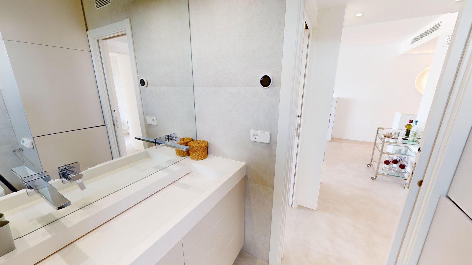 Elegantes Badezimmer mit großformatigem Spiegel und praktischer Waschtischanlage Elegantes Badezimmer mit großformatigem Spiegel und praktischer Waschtischanlage