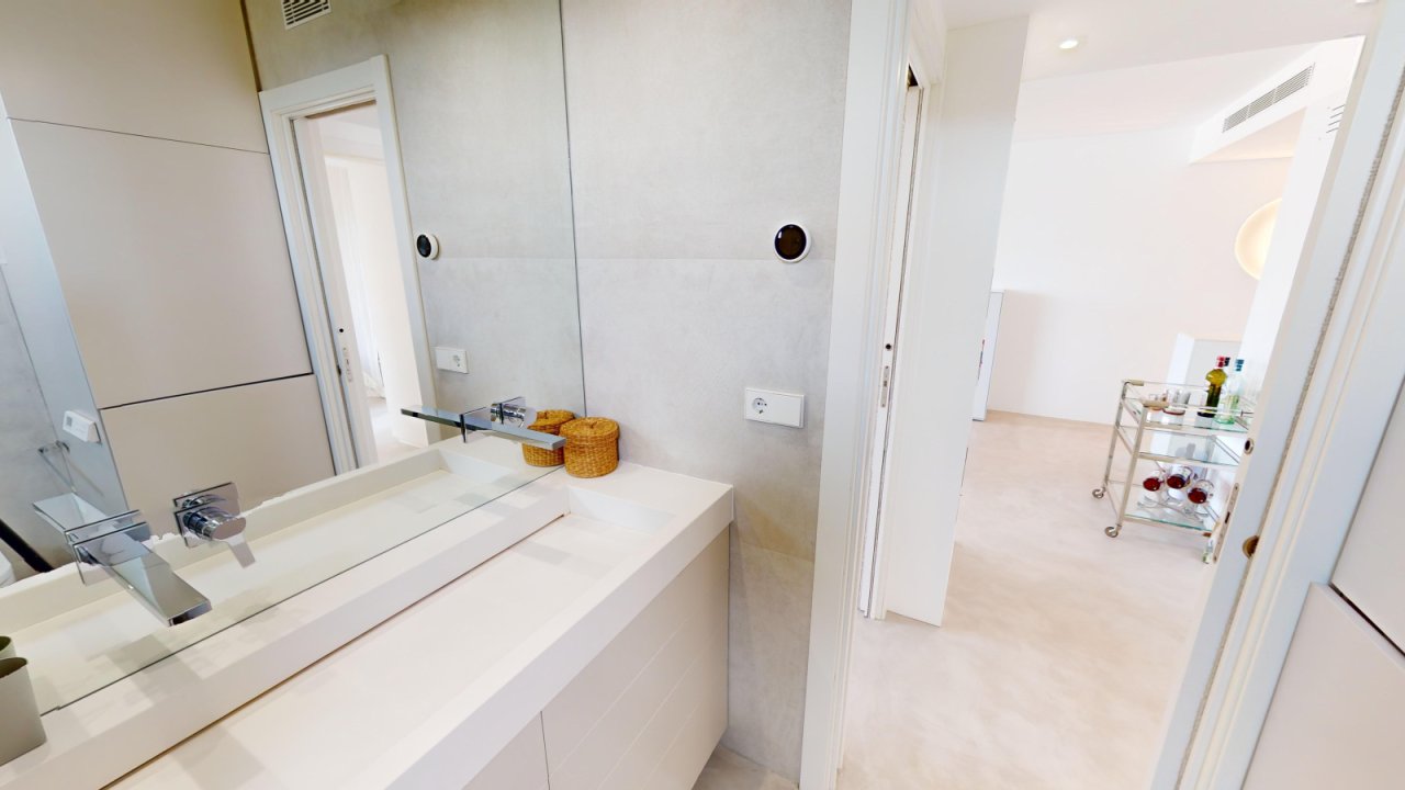 Elegantes Badezimmer mit großformatigem Spiegel und praktischer Waschtischanlage Elegantes Badezimmer mit großformatigem Spiegel und praktischer Waschtischanlage