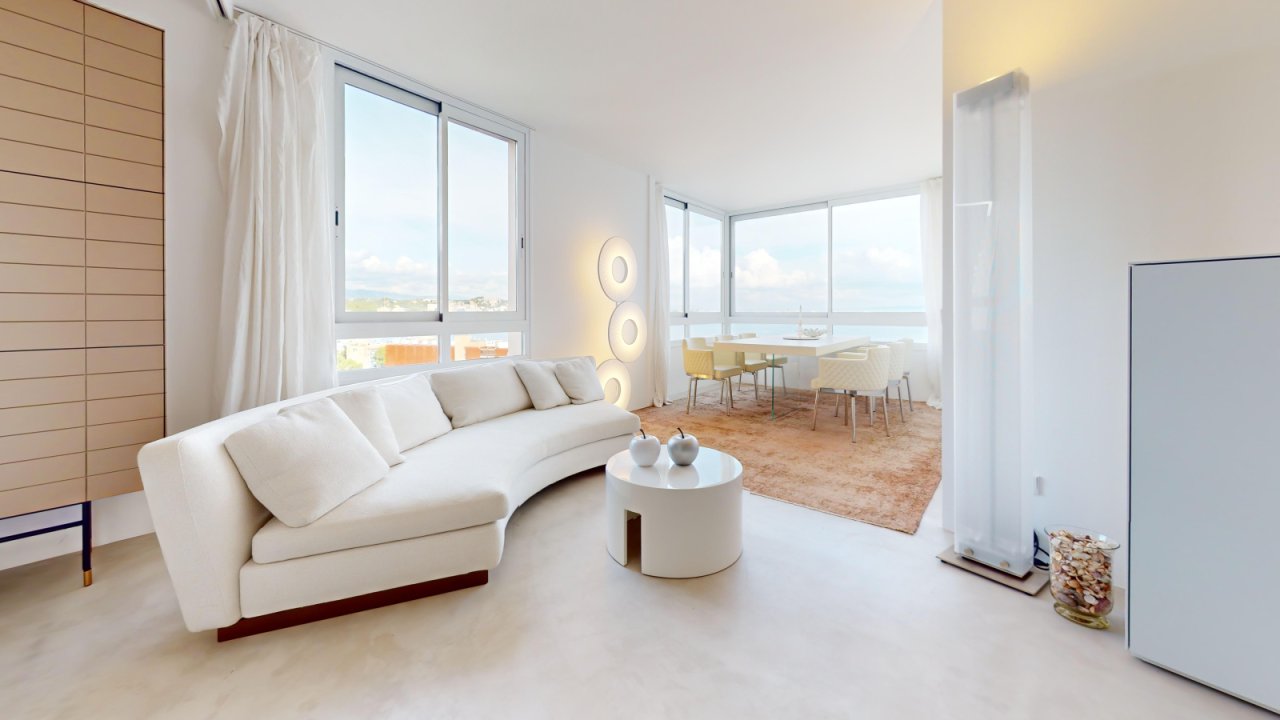 Helles Wohnzimmer mit Panoramafenstern und freiem Meerblick Helles Wohnzimmer mit Panoramafenstern und freiem Meerblick