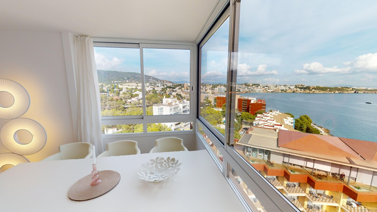 Speisebereich mit Panoramaverglasung und unverbaubarem Meerblick Speisebereich mit Panoramaverglasung und unverbaubarem Meerblick