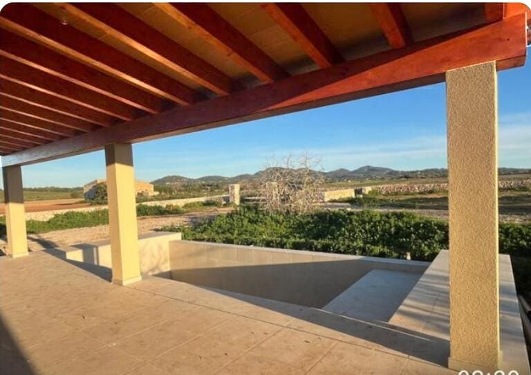 Überdachte Poolterrasse mit massiver Holzkonstruktion und freiem Landschaftsblick Überdachte Poolterrasse mit massiver Holzkonstruktion und freiem Landschaftsblick