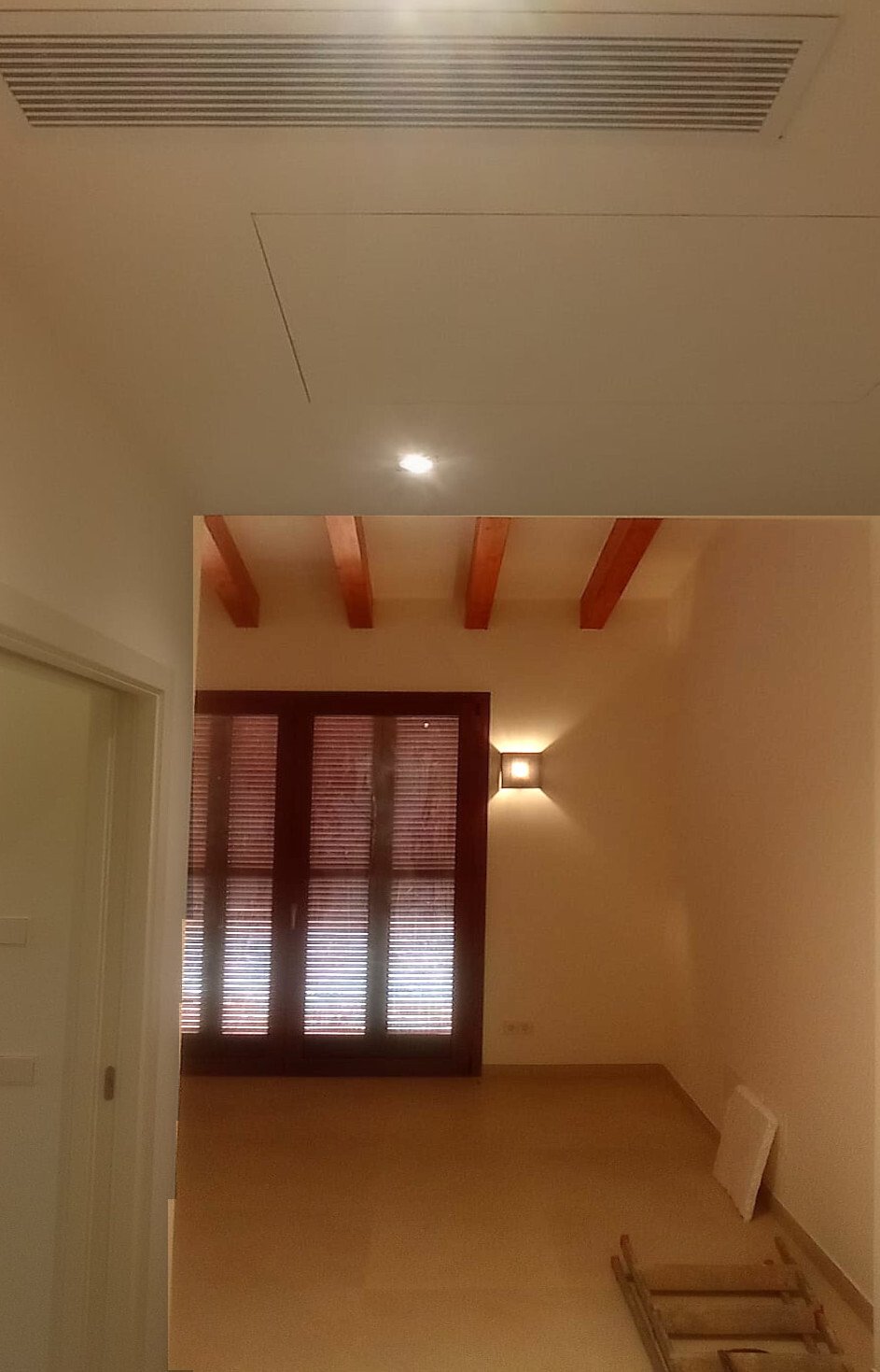 Elegantes Schlafzimmer mit hoher Raumwirkung und professioneller Beleuchtungsarchitektur Elegantes Schlafzimmer mit hoher Raumwirkung und professioneller Beleuchtungsarchitektur