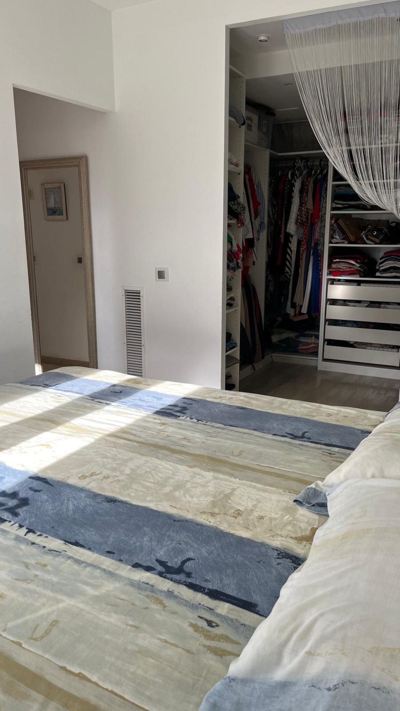 Schlafzimmer mit direktem Zugang zum begehbaren Ankleidezimmer und intelligenter Raumaufteilung Schlafzimmer mit direktem Zugang zum begehbaren Ankleidezimmer und intelligenter Raumaufteilung