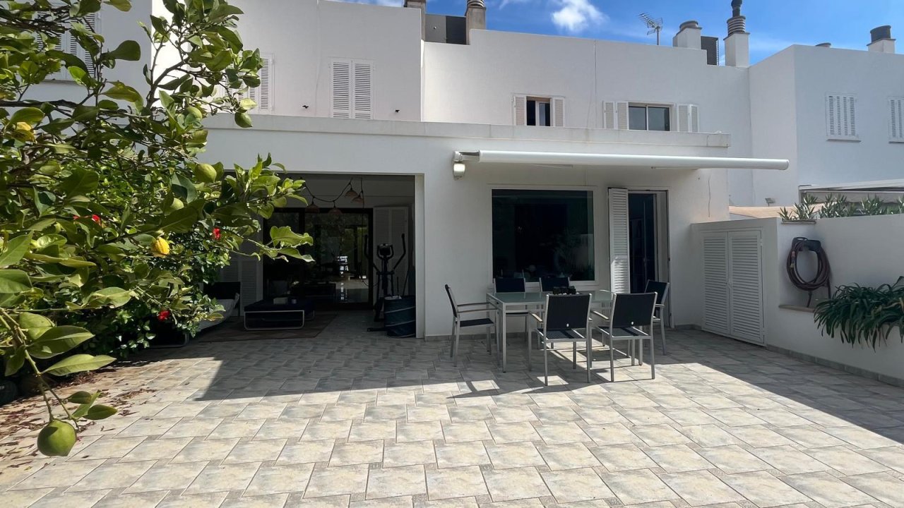 Sonnendurchflutete Terrasse mit hochwertigen Natursteinbelägen und integriertem Sonnenschutzsystem Sonnendurchflutete Terrasse mit hochwertigen Natursteinbelägen und integriertem Sonnenschutzsystem