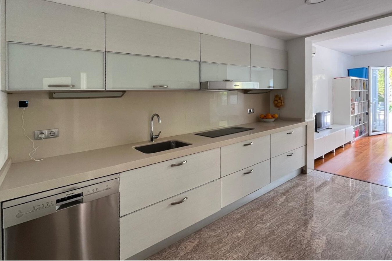Moderne Küche mit durchdachtem Arbeitsfluss und hochwertiger Einbauausstattung Moderne Küche mit durchdachtem Arbeitsfluss und hochwertiger Einbauausstattung