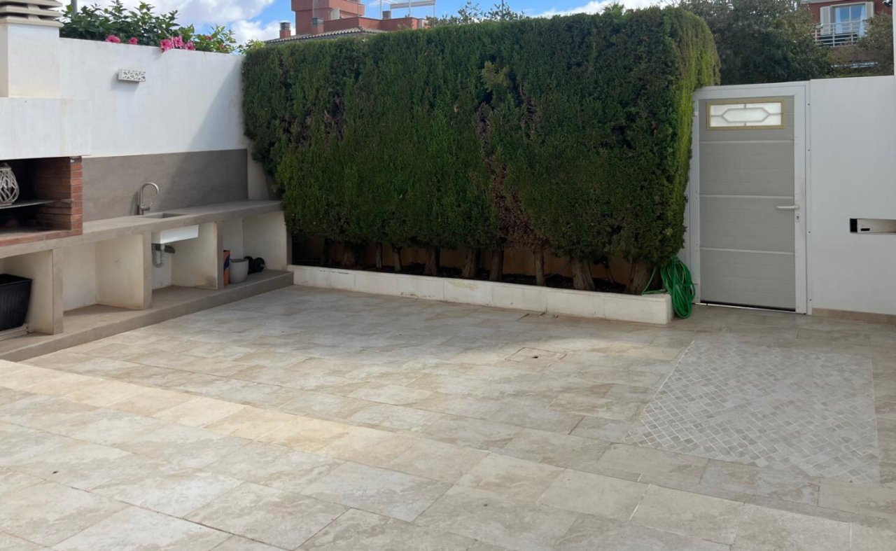 Outdoor-Küche mit integriertem Grill und direkter Anbindung an die Terrassenfläche Outdoor-Küche mit integriertem Grill und direkter Anbindung an die Terrassenfläche