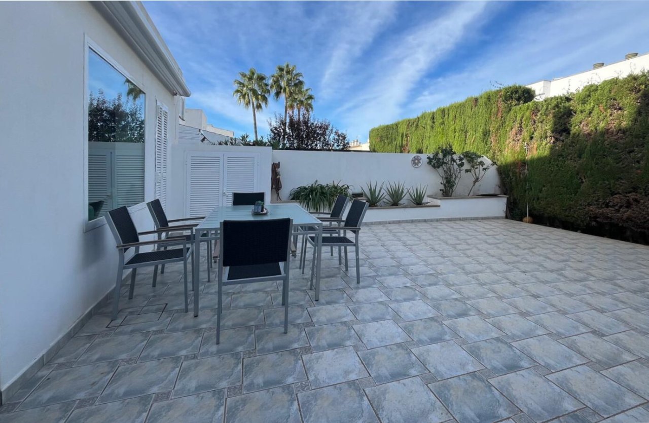 Terrassenparadies mit hochwertigen Natursteinbelägen und ummauertem Privatgarten Terrassenparadies mit hochwertigen Natursteinbelägen und ummauertem Privatgarten