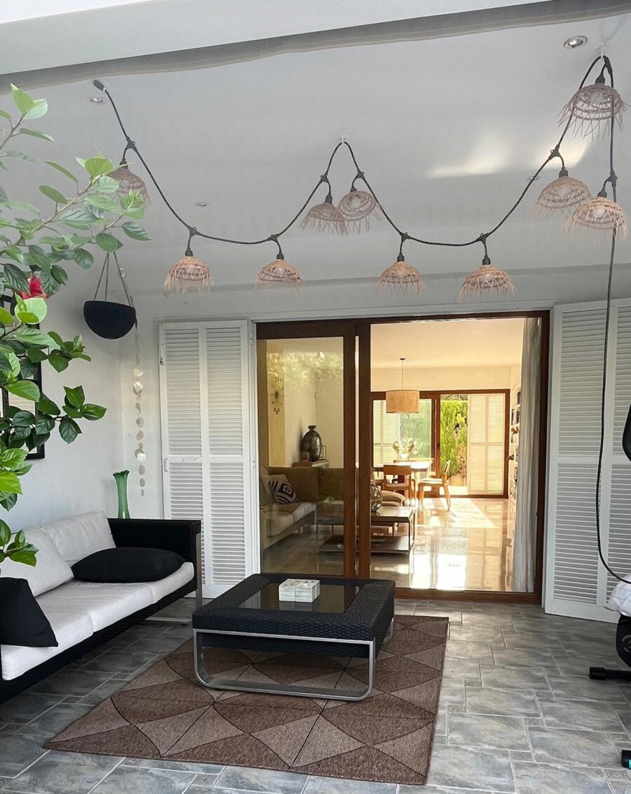 Überdachte Lounge-Terrasse mit eleganter Deckengestaltung und direkter Verbindung zu Wohn- und Essbereich Überdachte Lounge-Terrasse mit eleganter Deckengestaltung und direkter Verbindung zu Wohn- und Essbereich