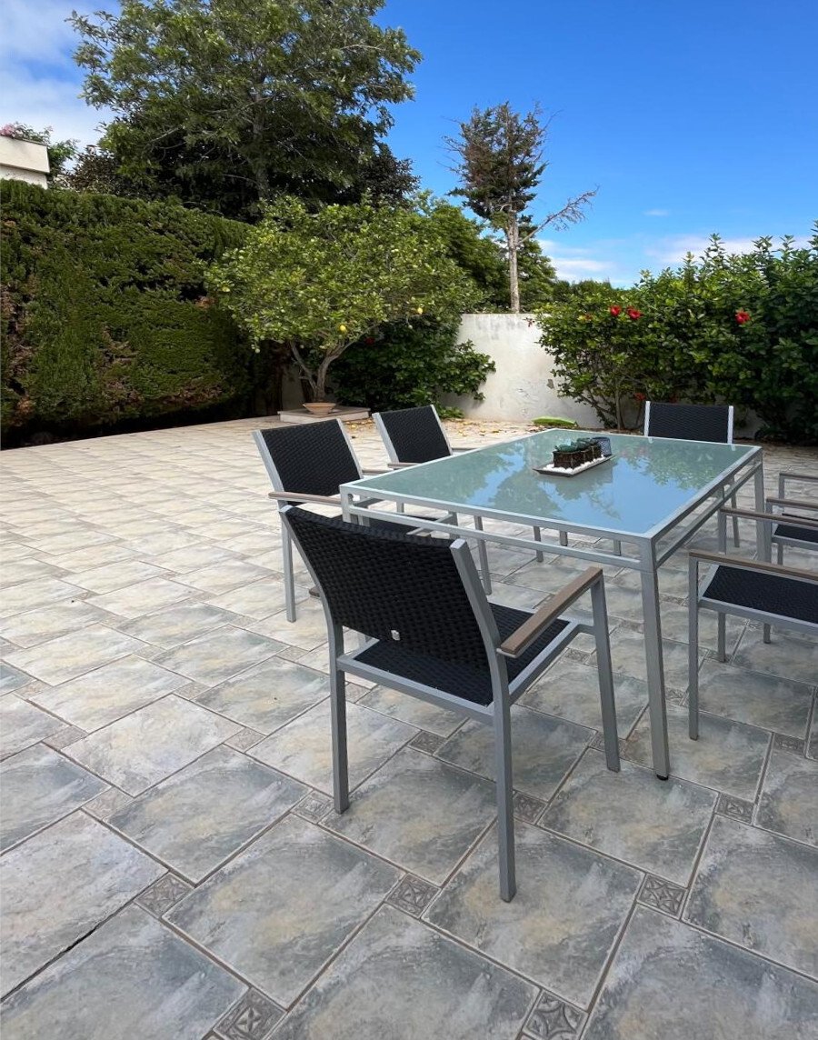 Terrassenbereich mit hochwertigem Natursteinbelag und privat umgrenztem Gartenambiente Terrassenbereich mit hochwertigem Natursteinbelag und privat umgrenztem Gartenambiente