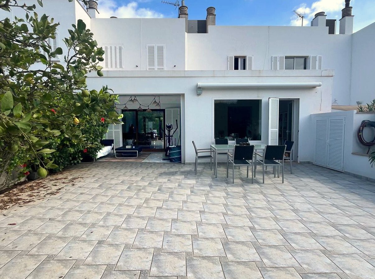 Terrassenanlage mit hochwertigen Natursteinbelägen und direkter Verbindung zu Wohn- und Essbereich Terrassenanlage mit hochwertigen Natursteinbelägen und direkter Verbindung zu Wohn- und Essbereich