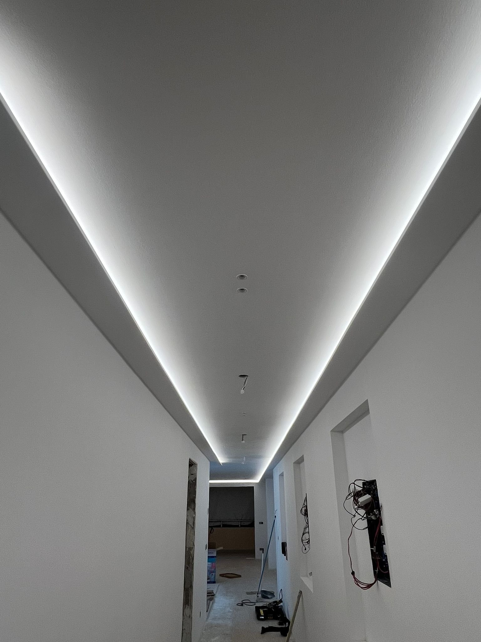 Moderner Flurbereich mit architektonischer LED-Deckengestaltung und optimiertem Raumfluss Moderner Flurbereich mit architektonischer LED-Deckengestaltung und optimiertem Raumfluss