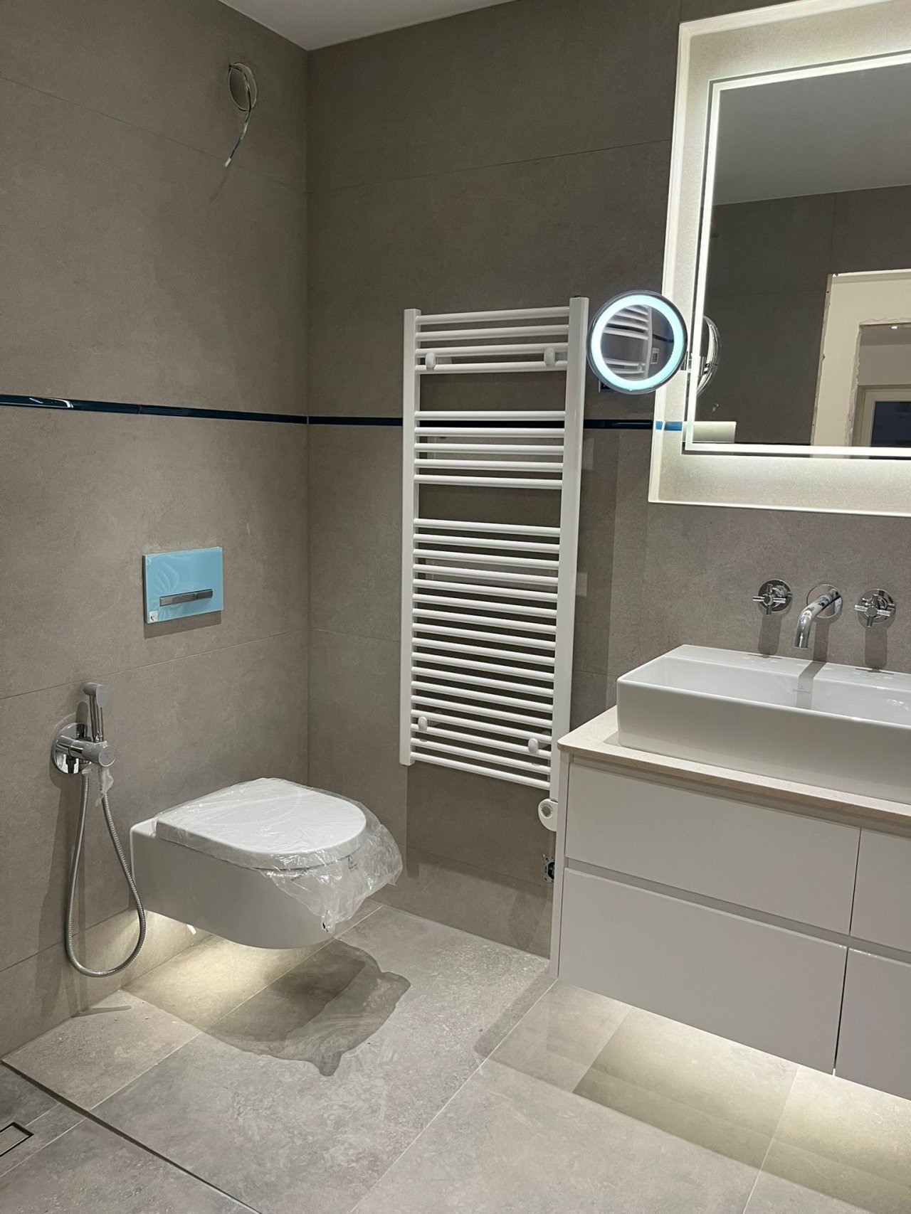 Modernes Badezimmer mit Walk-in-Dusche, Handtuchwärmer und praktischen Wandnischen Modernes Badezimmer mit Walk-in-Dusche, Handtuchwärmer und praktischen Wandnischen