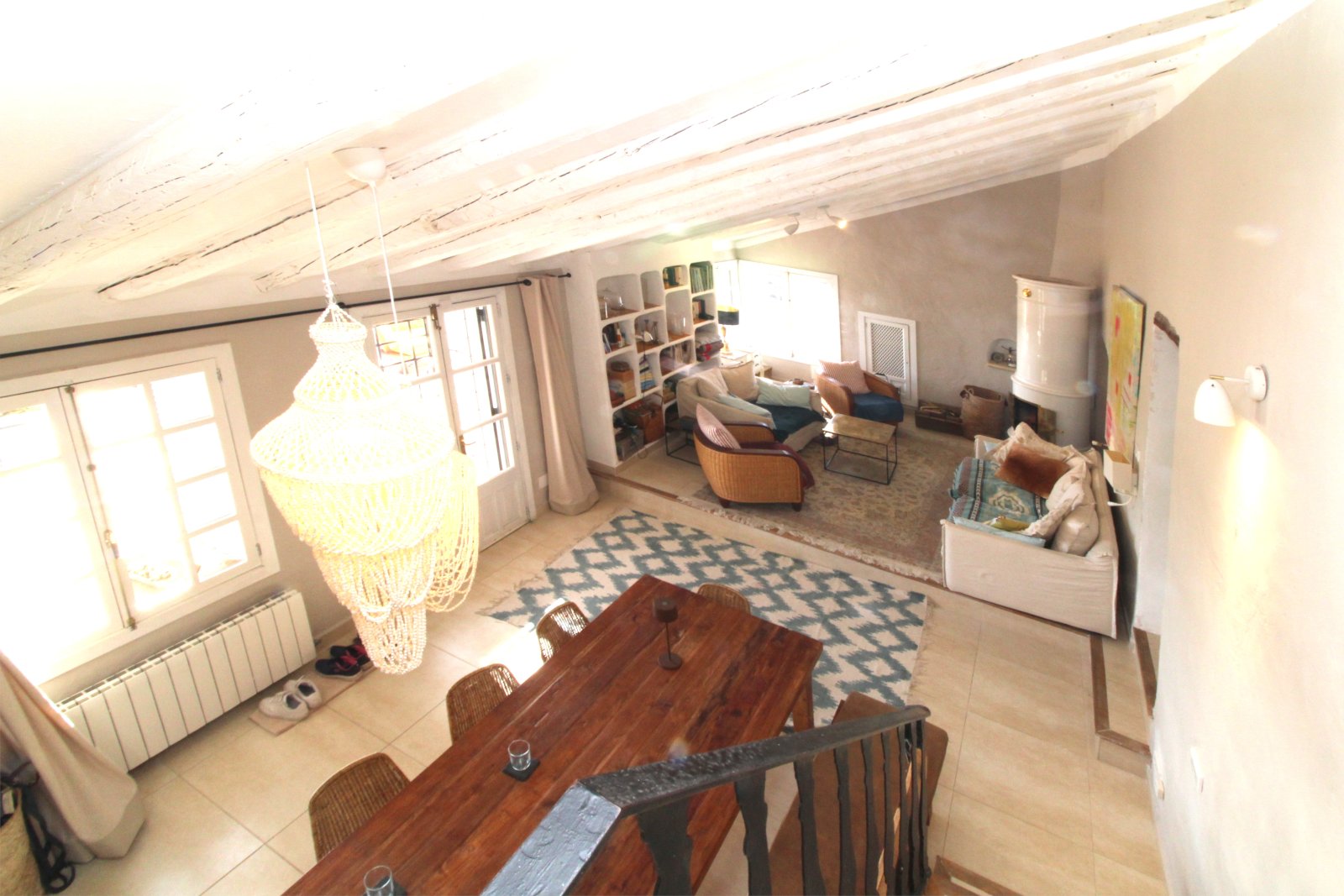 Offenes Loft-Wohnzimmer mit Dachschrägen, Einbauregal und flexibler Raumnutzung
