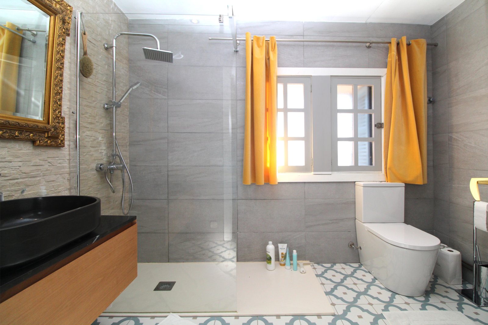 Modernes Badezimmer mit bodengleicher Dusche, Doppelwaschtisch und großflächiger Fensterfront