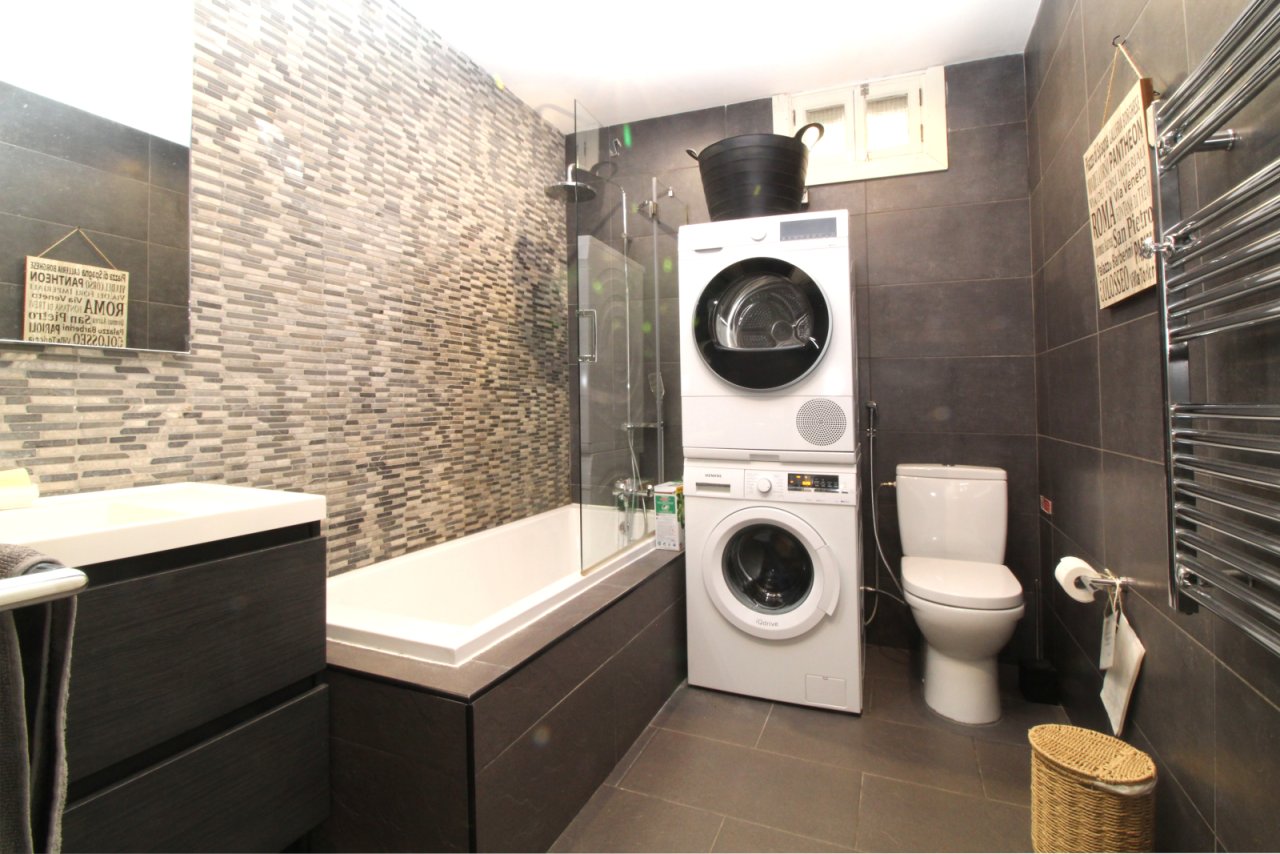 Funktionales Badezimmer mit integrierter Wäschebehandlung und platzsparendem Layout