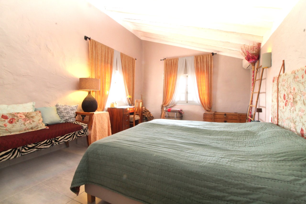 Loft-Schlafzimmer mit Dachschrägen, Spitzboden und vielfältigen Lichteinfallsmöglichkeiten