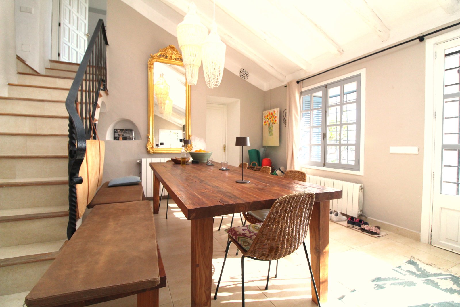 Offenes Loft-Wohnzimmer mit Dachschrägen und direktem Terrassenzugang