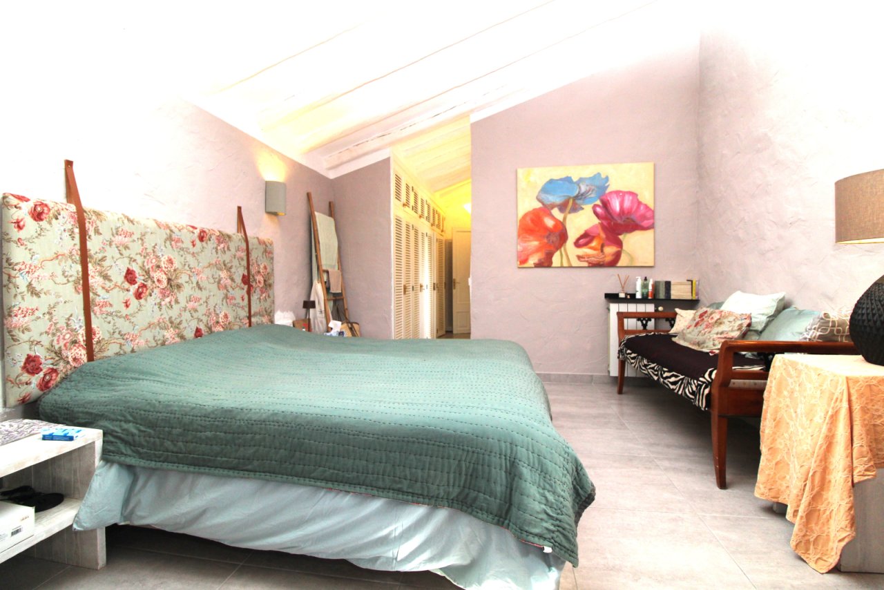 Helles Schlafzimmer mit Dachfenstern und großflächiger Raumhöhe