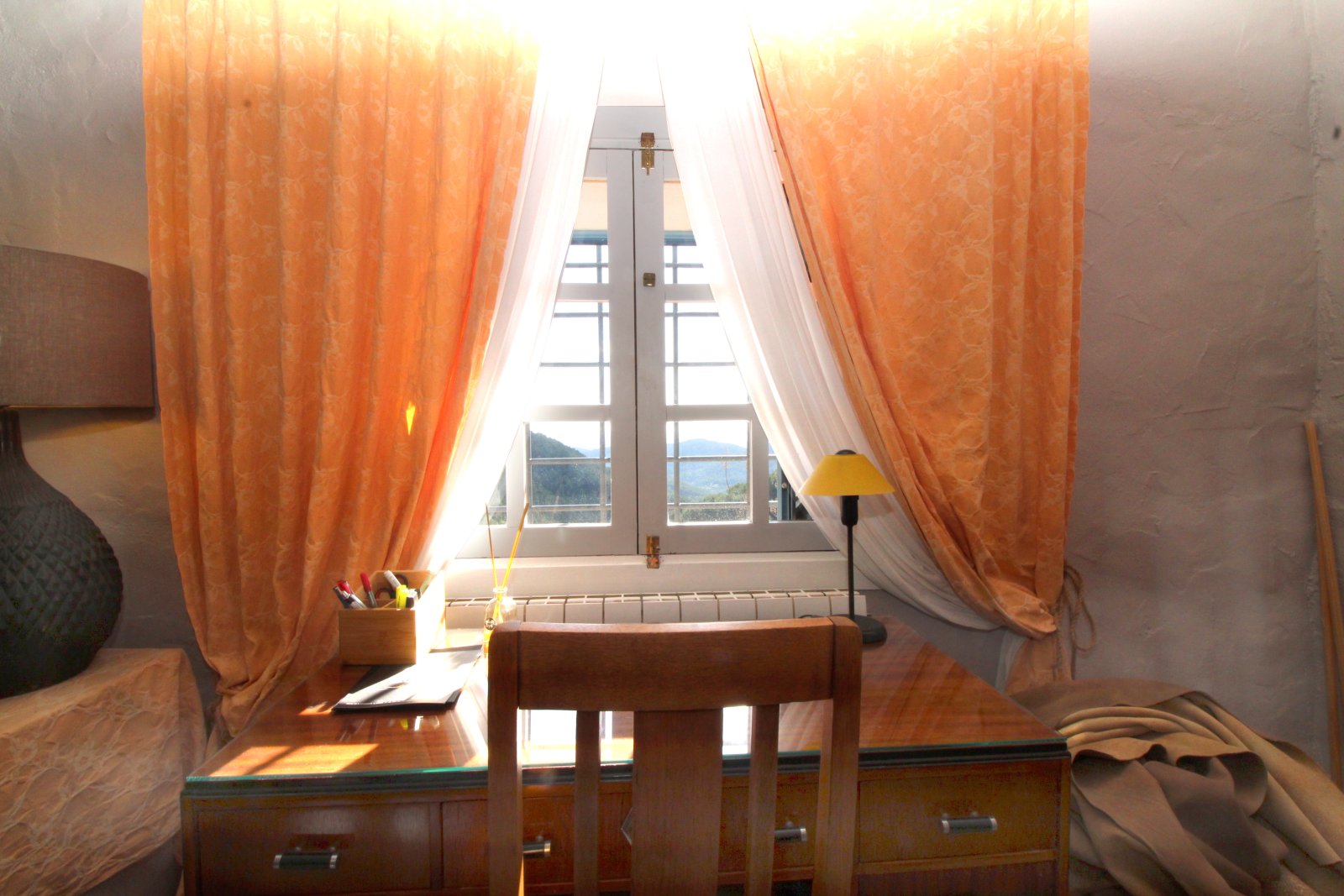 Schlafzimmer mit Panoramafenstern und unverbaubarem Ausblick auf die Landschaft
