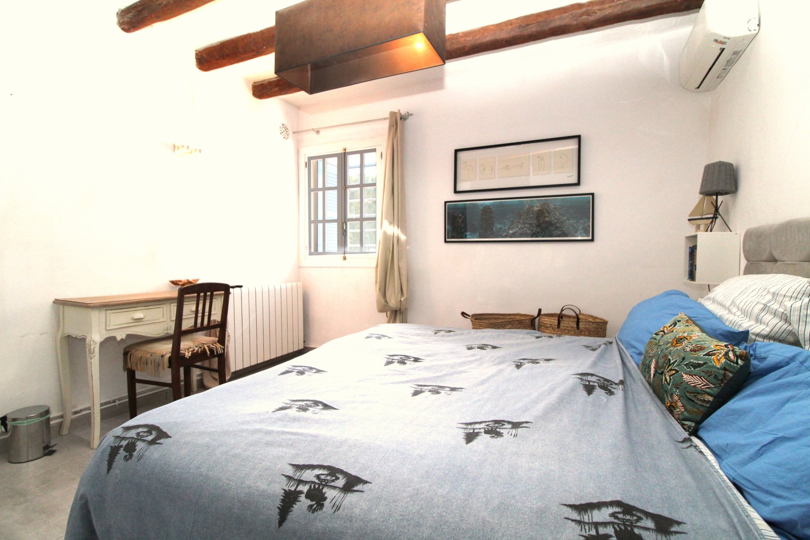 Schlafzimmer mit rustikalen Dachbalken und optimaler Raumnutzung