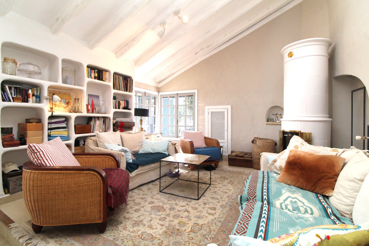 Loft-Schlafzimmer mit Spitzboden und maßgefertigten Einbauregalen