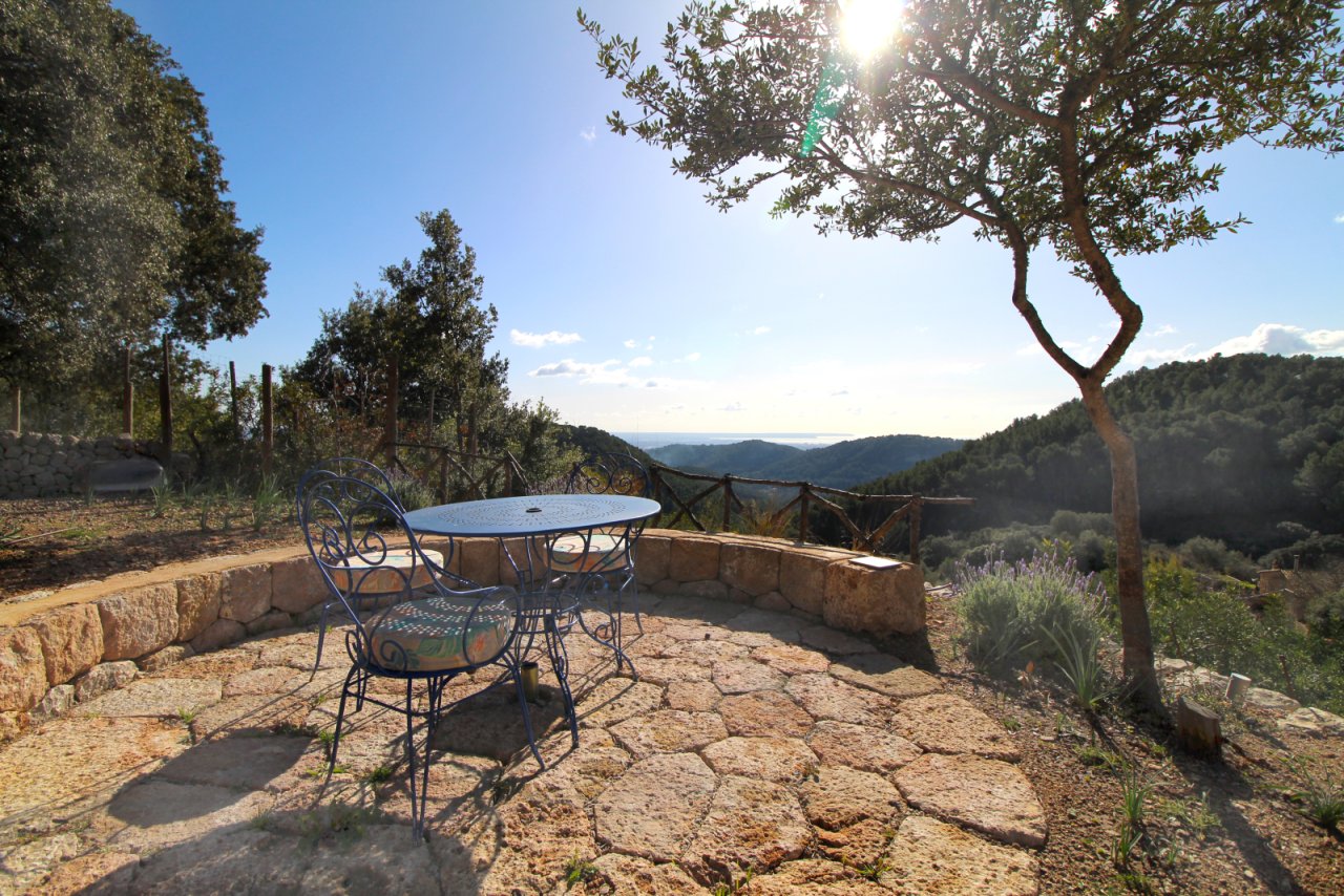 Terrassenplatz mit Natursteinmauern, Pergola-Überdachung und atemberaubendem Panoramablick ins Tal