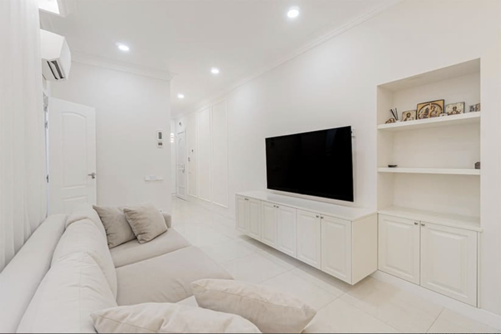 Modernes Wohnzimmer mit maßgeschneidertem Einbauregal und Media-Nische Modernes Wohnzimmer mit maßgeschneidertem Einbauregal und Media-Nische