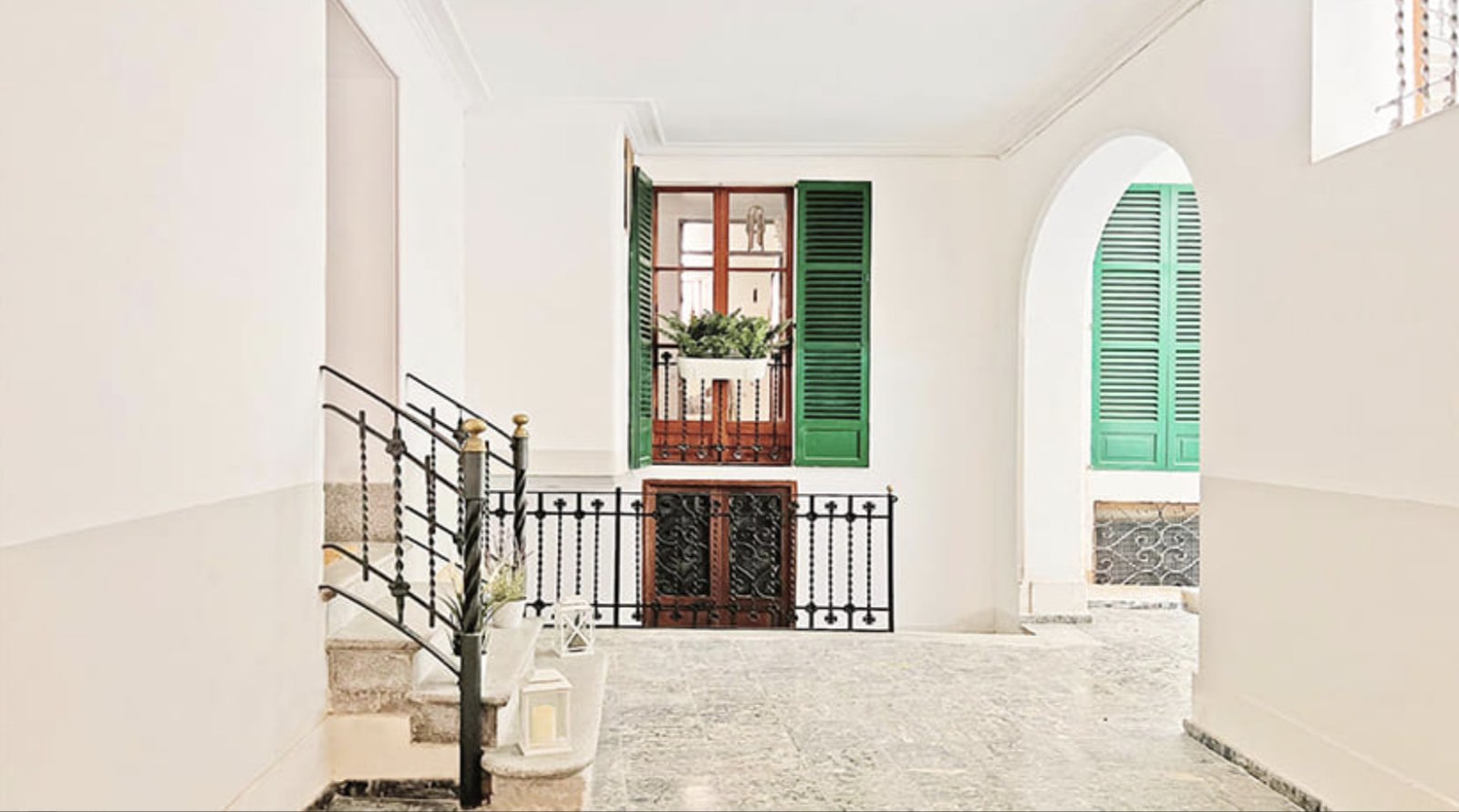 Repräsentativer Eingangsbereich mit charaktervollem Treppenaufgang und eleganten Architekturdetails Repräsentativer Eingangsbereich mit charaktervollem Treppenaufgang und eleganten Architekturdetails