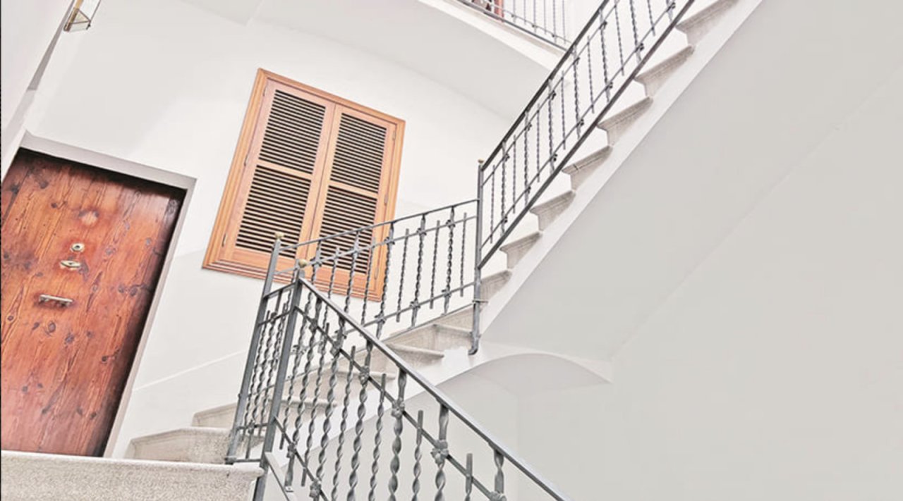 Elegante Treppenhausarchitektur mit Metallgeländer und durchdachtem Treppenaufgang Elegante Treppenhausarchitektur mit Metallgeländer und durchdachtem Treppenaufgang