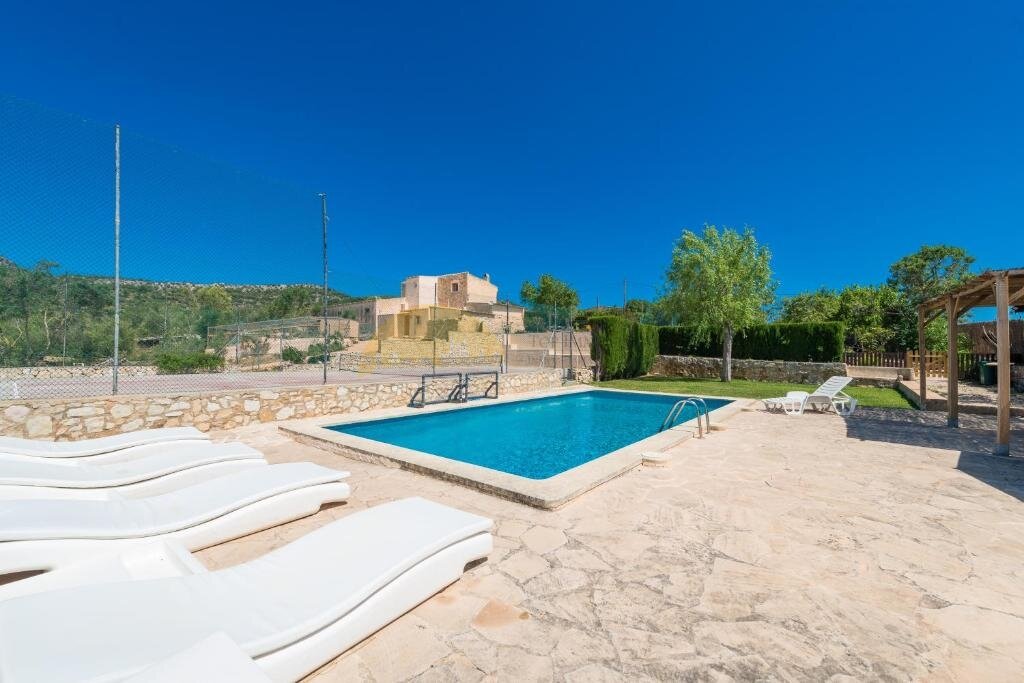 Poolanlage mit überdachtem Pergola-Loungebereich – Perfekt ausgestattete Außenzone mit Sportmöglichkeiten