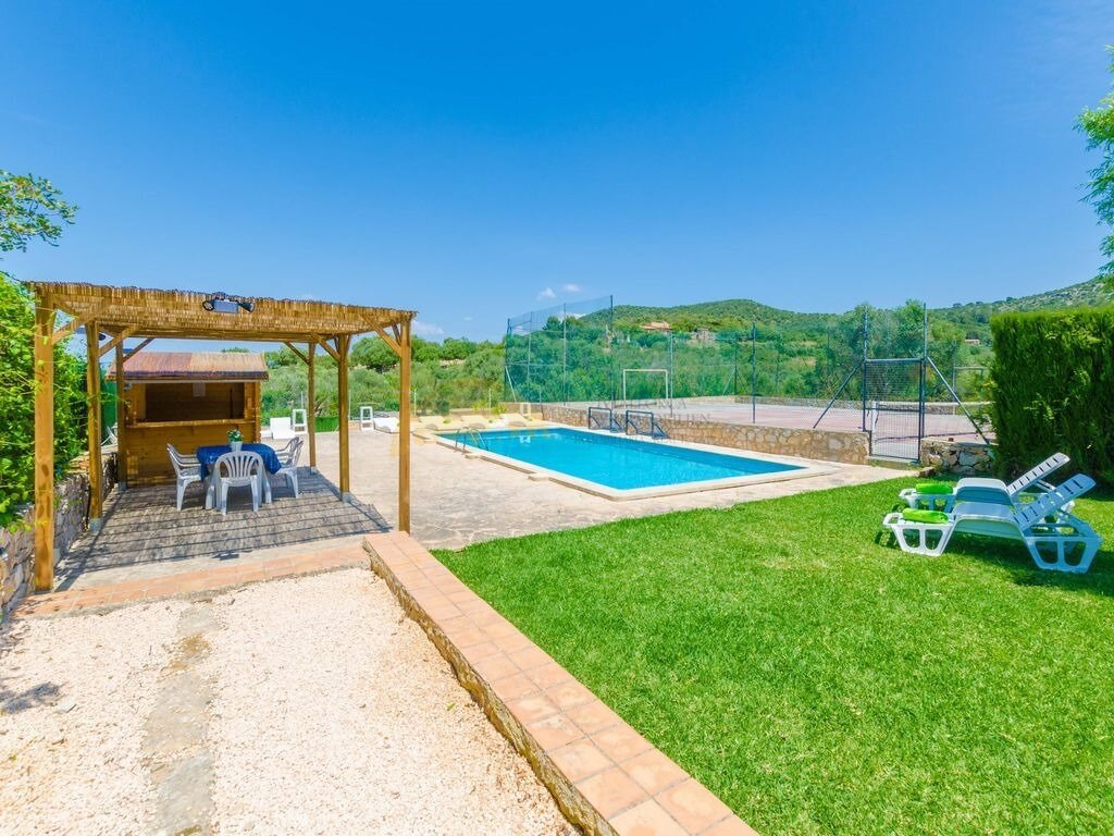 Poolanlage mit Sportplatz und überdachtem Loungebereich – Umfassendes Freizeitangebot für aktive Nutzer