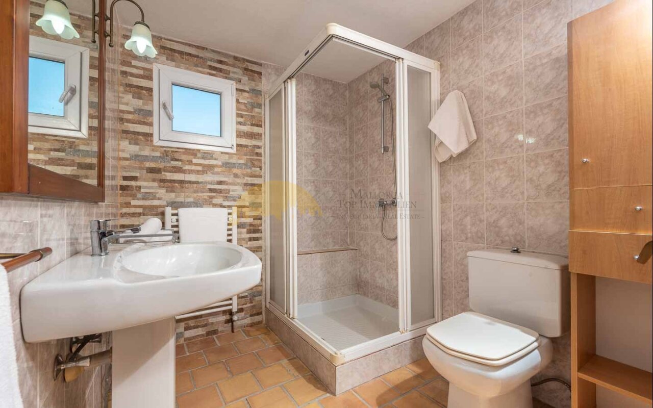 Modernes Badezimmer mit begehbarer Dusche – Funktional durchdachte Nasszelle mit reichlich Stauraum