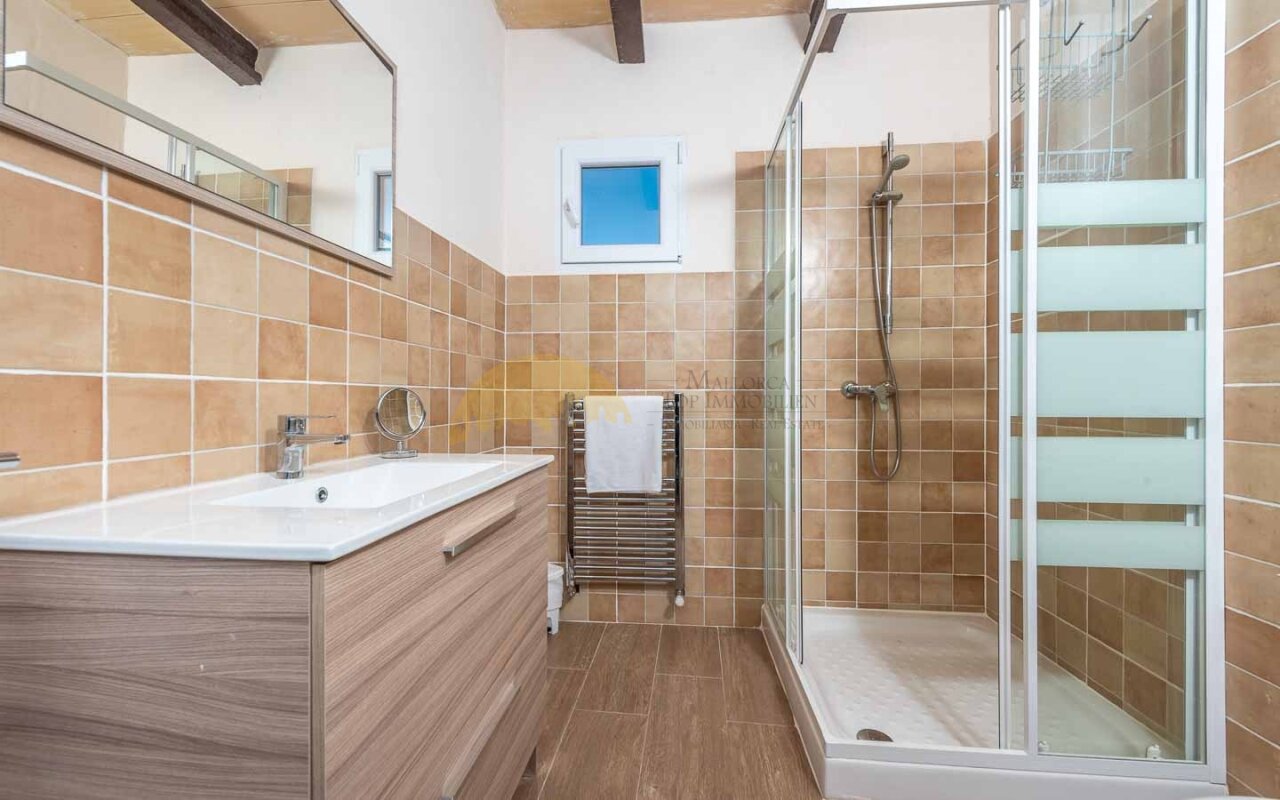 Modernes Badezimmer mit Walk-In Dusche – Hochwertige Ausstattung mit optimaler Funktionalität